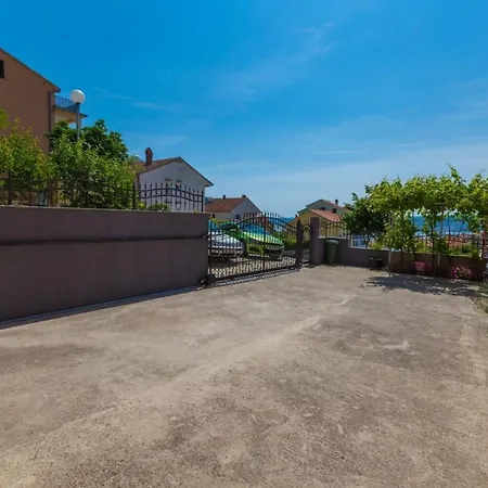 Appartamento One-bedroom Near Sea 15